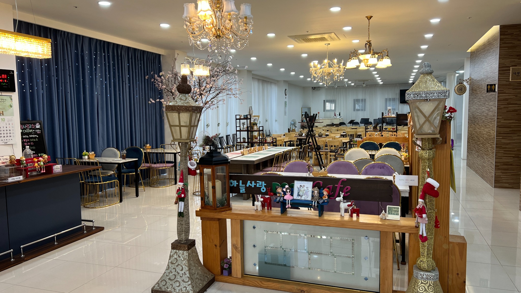 1층 카페와 식당 전경